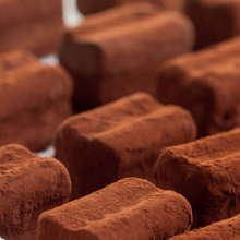 Laden Sie das Bild in den Galerie-Viewer, Antica Torroneria Piemontese – Tartufi Fondenti 70% e Fave di Cacao (Dunkle Schokoladentrüffel mit Kakaonibs)