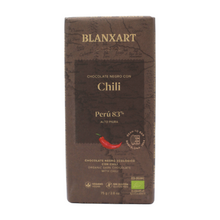 Laden Sie das Bild in den Galerie-Viewer, Blanxart dunkle Schokolade Peru mit 83% Kakaoanteil und Chili