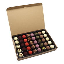 Laden Sie das Bild in den Galerie-Viewer, Xocolat Premium-Konfekt Abonnement mit 3 Genussboxen