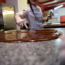 Laden Sie das Bild in den Galerie-Viewer, Schokoladenworkshop in der Xocolat Manufaktur Wien
