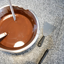 Laden Sie das Bild in den Galerie-Viewer, Gutschein für einen Schokoladenworkshop Basic in der Xocolat Manufaktur
