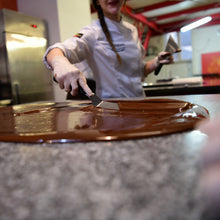 Laden Sie das Bild in den Galerie-Viewer, Gutschein für einen Schokoladenworkshop Basic in der Xocolat Manufaktur

